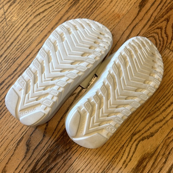 Vionic Rejuvenate recovery slide - Picture 4 of 6